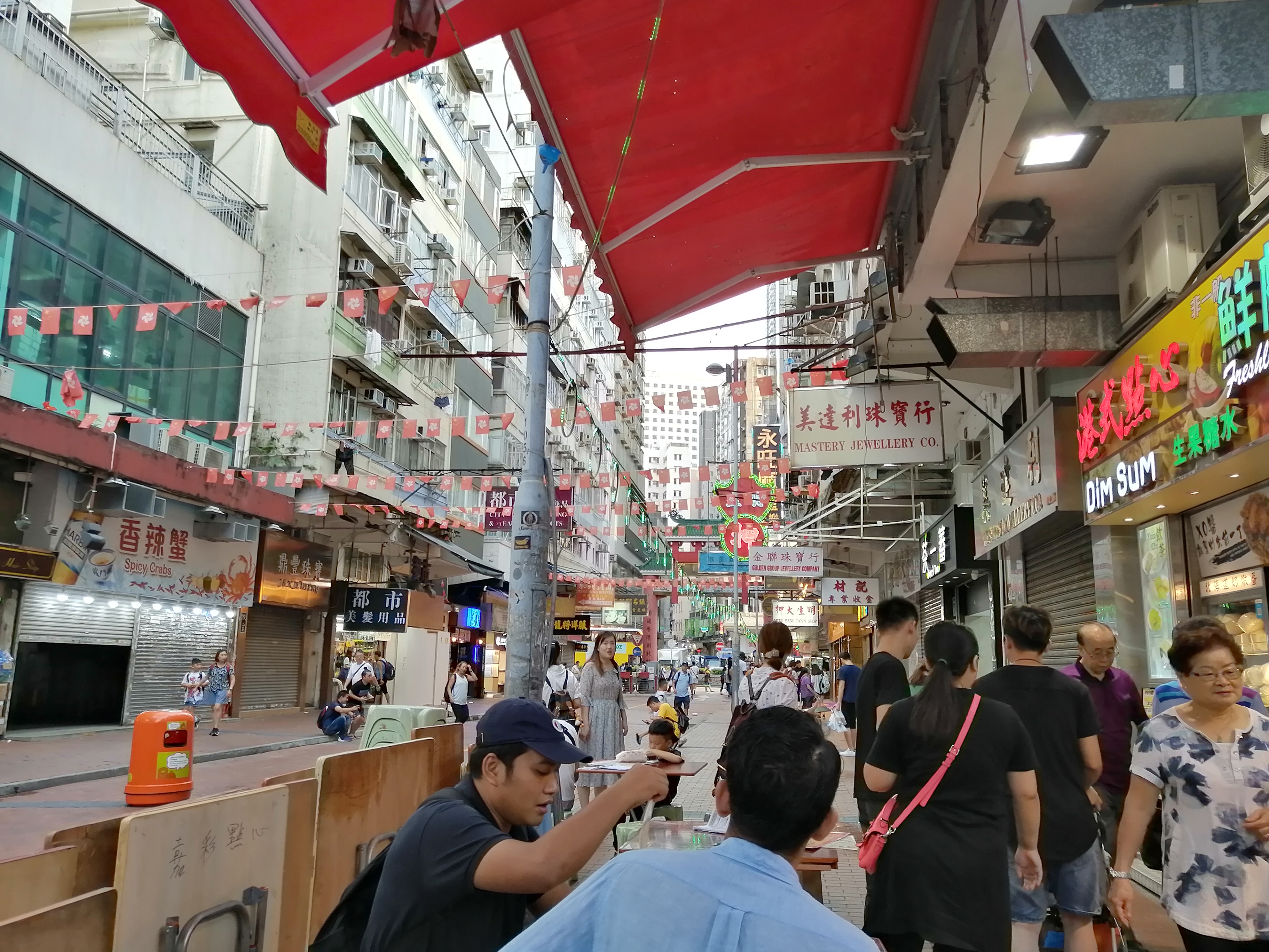 七月初香港游初印象-钓鱼的老人、性感的西方女游客、绘画的小孩