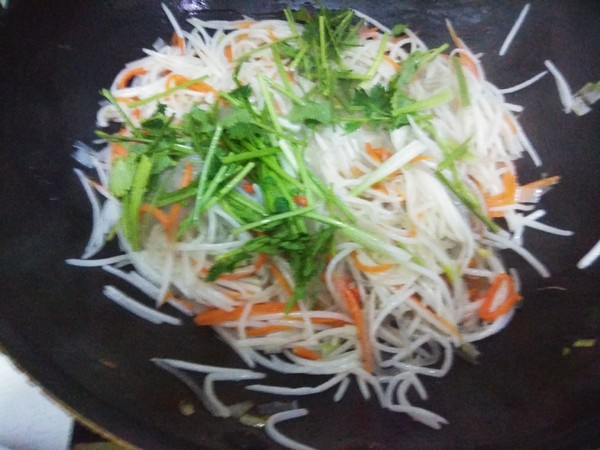 大厨教绿豆芽凉拌,大厨凉拌豆芽减脂餐做法