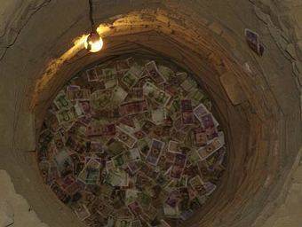 一小吏常做发财梦，此道士说：我来帮你，扔铜钱入一古井后惊呆住