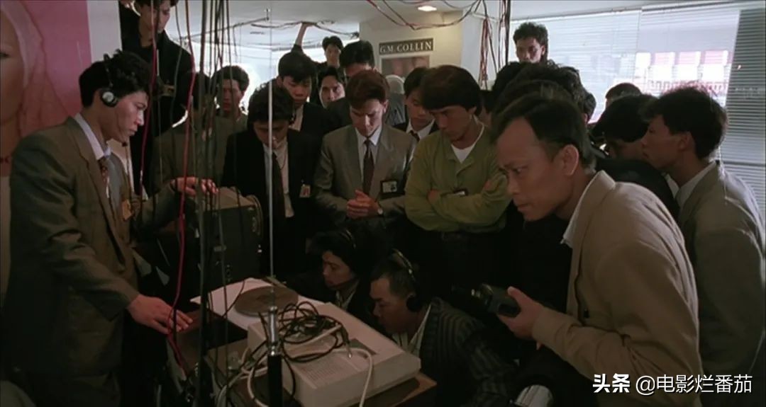 一急之下炒掉导演自己来，成龙在放火烧掉整条街后，电影终于大卖