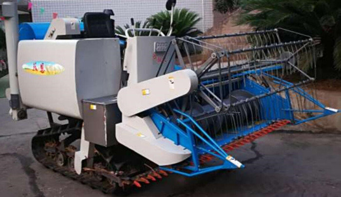 半喂入式小型收割机,全喂入与半喂入式收割机价格