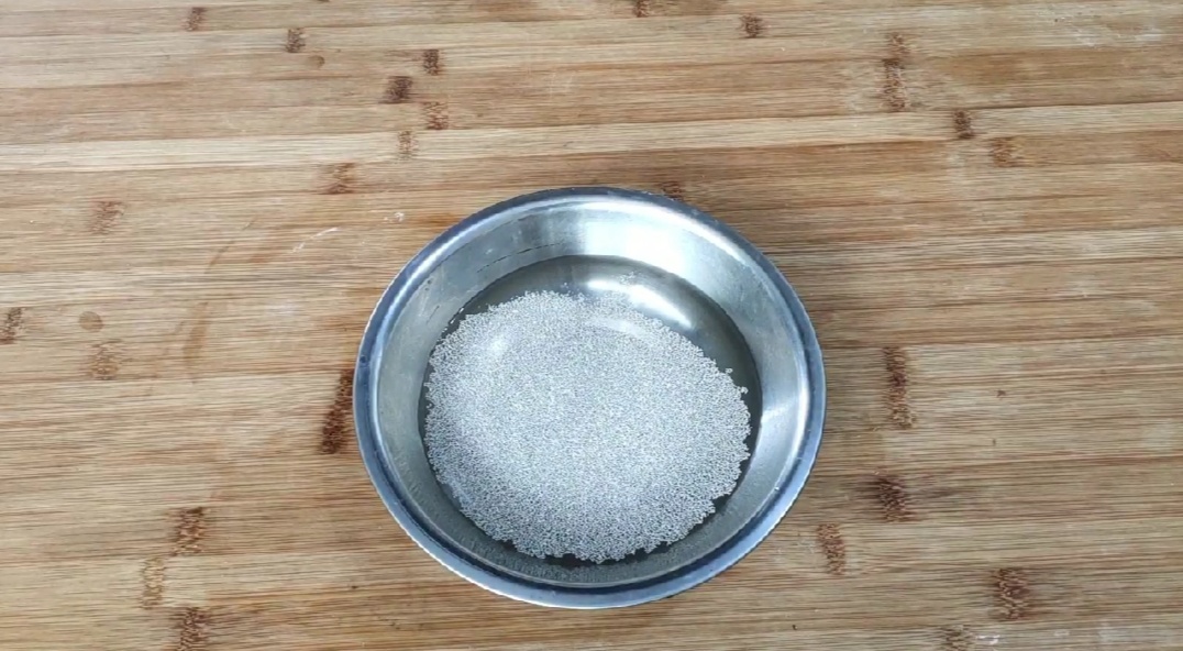 双擀面杖擀小笼包皮教程,小笼包现做现蒸的方法