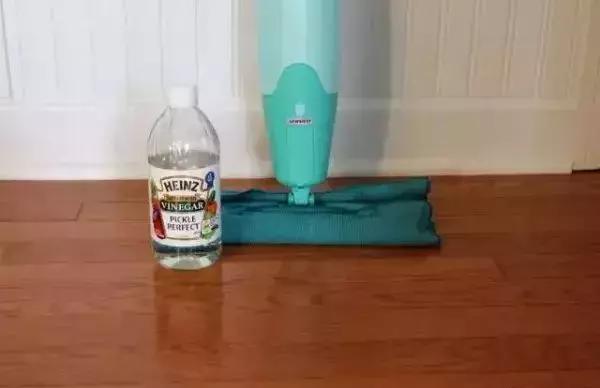 木地板如何擦洗不留水印,卧房木地板能用洗衣粉擦洗吗