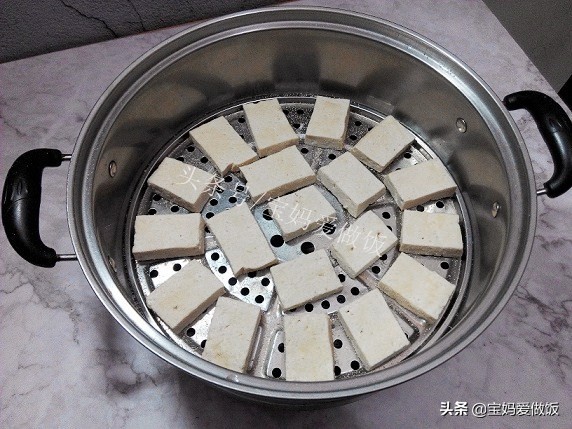 怎样把毛豆腐制作成臭豆腐乳,五香毛豆腐和油炸毛豆腐