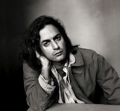 他爱穿裙子，和小18岁男友结婚，还是年轻女孩最爱的设计师之一