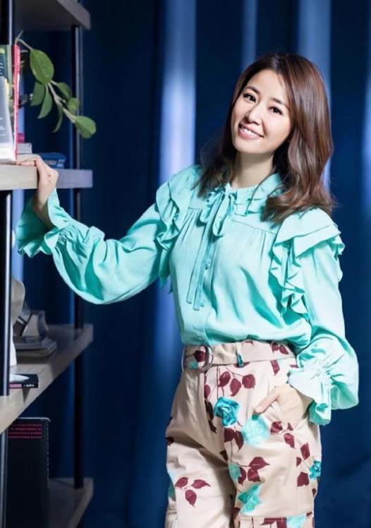 皮肤黑的女神们，一般都用这5个搭配窍门，皮肤透亮气质优雅