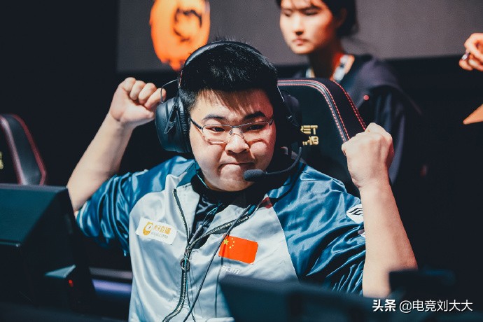 SMG房区团灭4AM，大京极限反杀龙太子，粉丝：鸡你太美？