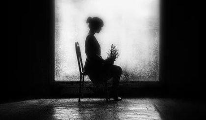 殴打父母、孤僻自闭的双相情感障碍女孩能否成功自救？