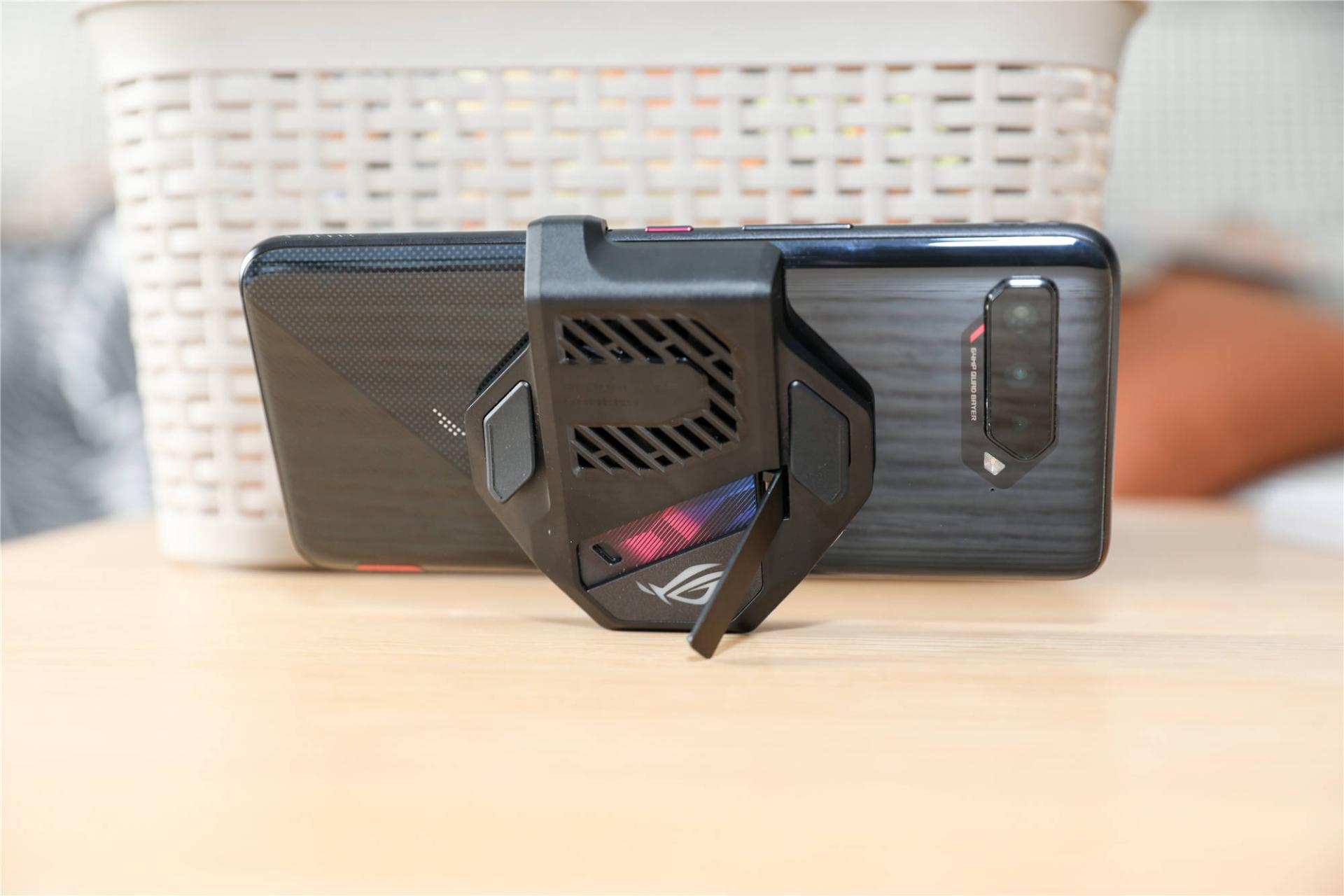 除了打出连套操作，还能用来点赞、抢票？ROG5“宏”玩法亮了