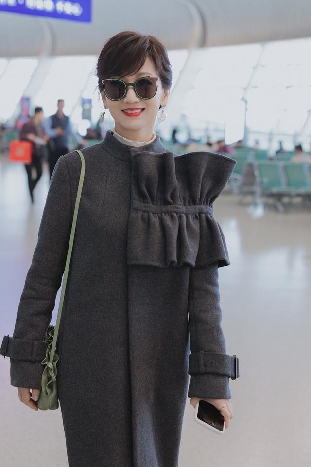 赵雅芝好会玩,穿呢大衣还要粘个大蝴蝶结,不显丑反而挺有时髦感