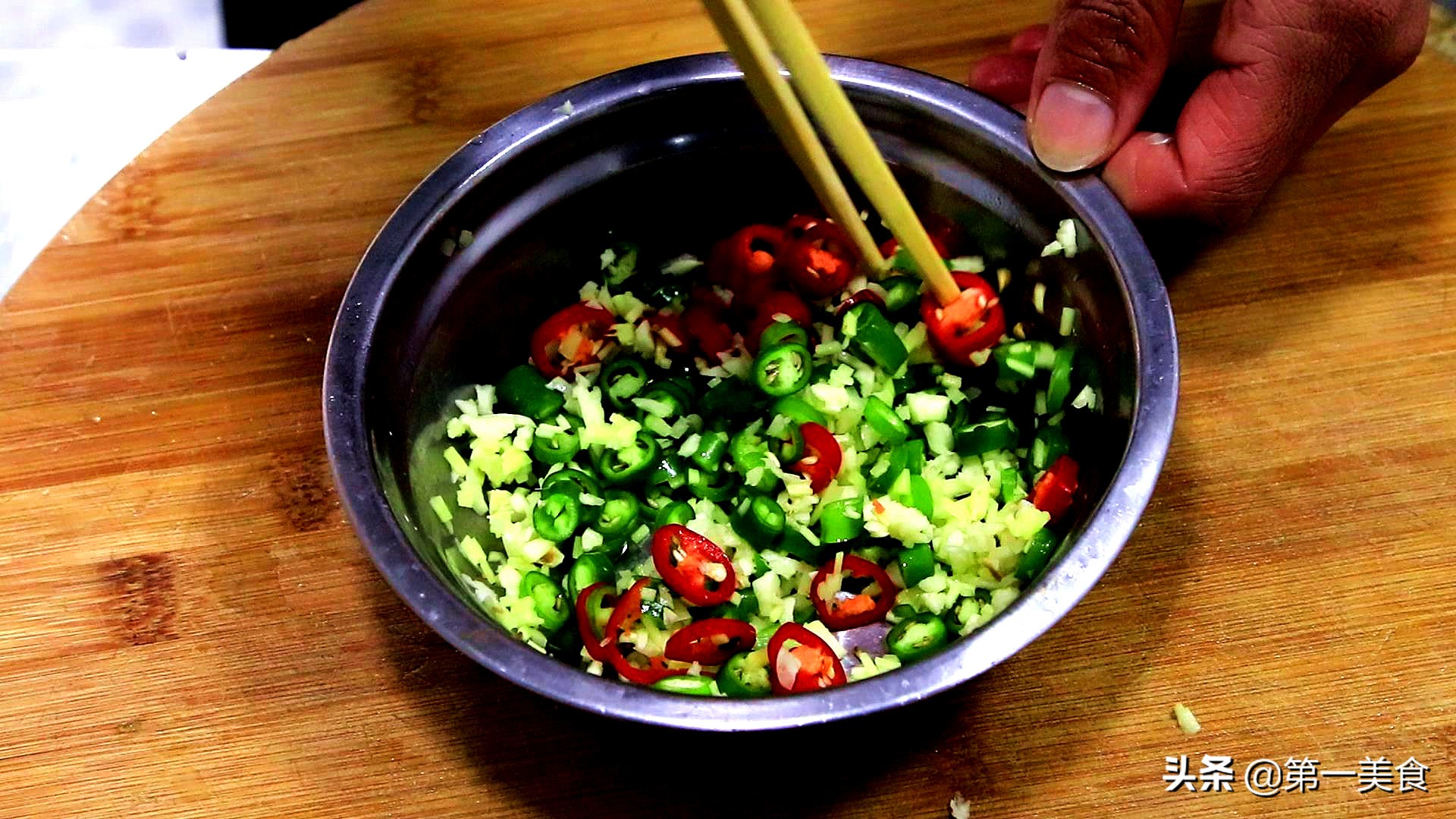 学会这凉拌技巧皮蛋滑嫩不涩,皮蛋如何不用姜拌凉菜