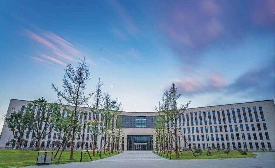 成都超“火”高校：占地2890亩，坐拥4大网红食堂，获人民日报关注！