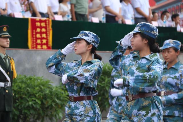 女生来大姨妈一定要去军训吗,女生军训时来大姨妈教官如何检查