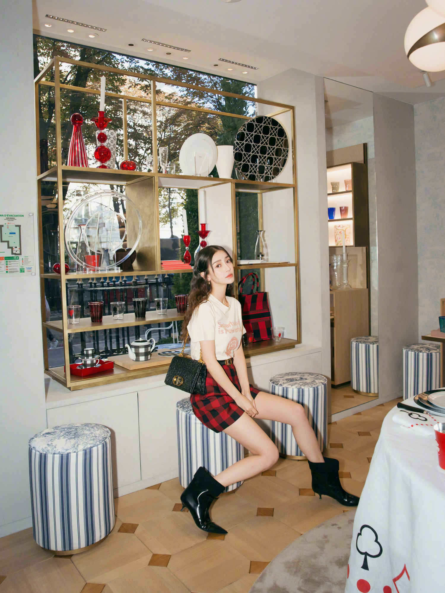 Anglebaby开启巴黎之旅,大玩皮衣的两种穿法,当妈后更有韵味