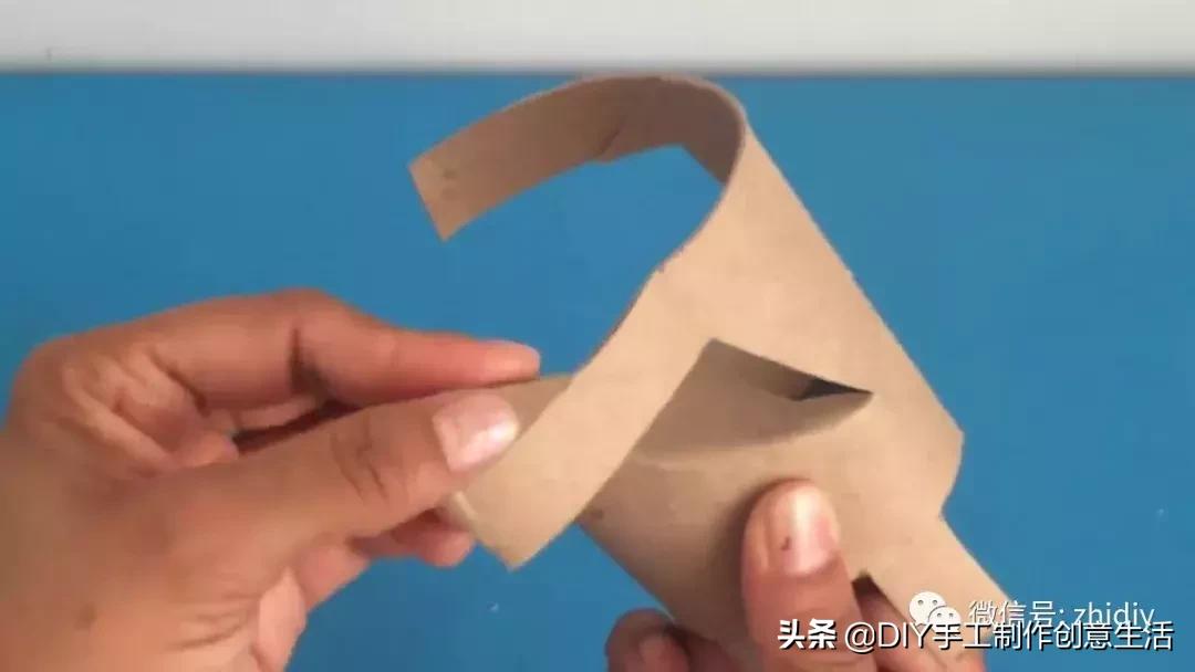 用白纸做个可爱的咩咩羊,用纸折一个可爱的小山羊