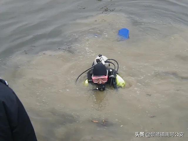 海边警察找到尸体,在水下找到人的尸体