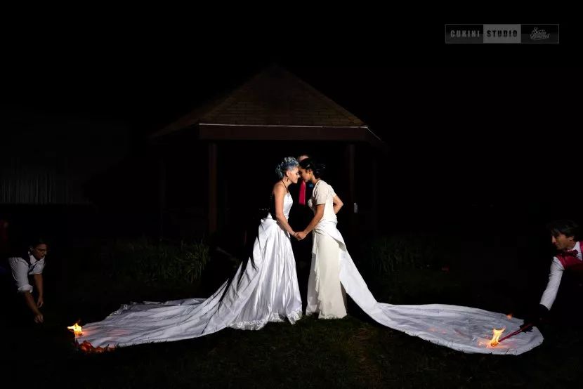 用火烧婚纱视频,用打火机烧婚纱视频