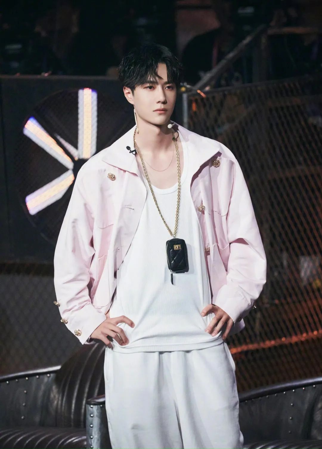 衣品超级好的男明星,王嘉尔穿的蔡徐坤同款衣服