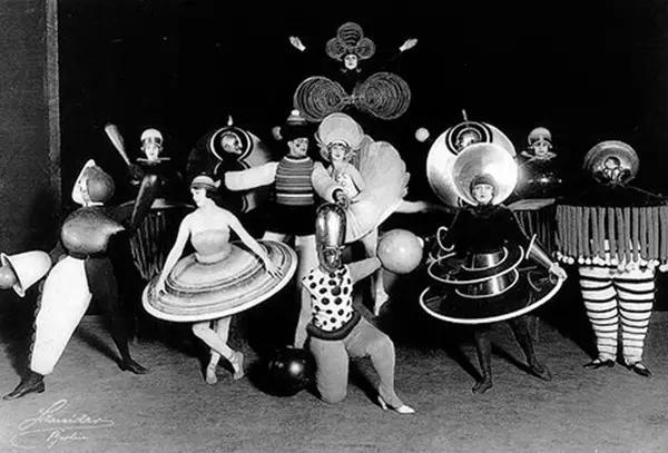 她亲眼看着自己的画作挂进卢浮宫，这位“时尚先锋”不输香奈儿