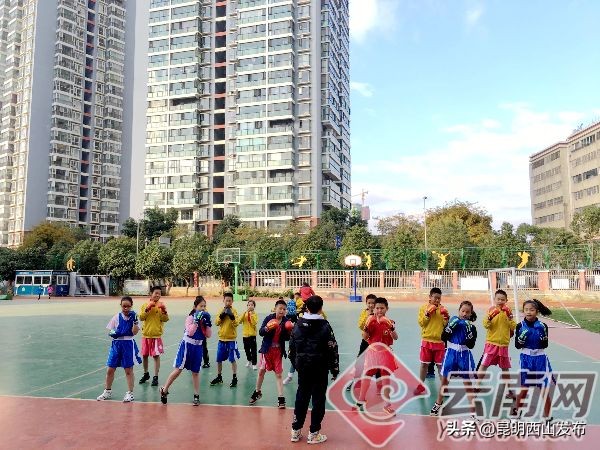 孩子放学了父母还没下班,孩子放学了还在上班怎么办