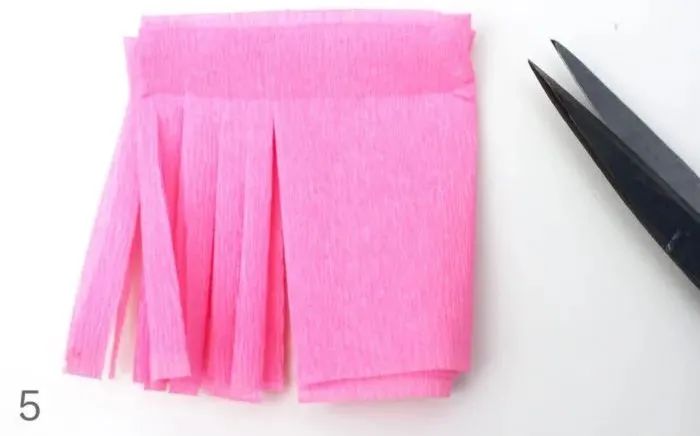 用手工纸做出来的花型装饰,软皱纹纸手工花