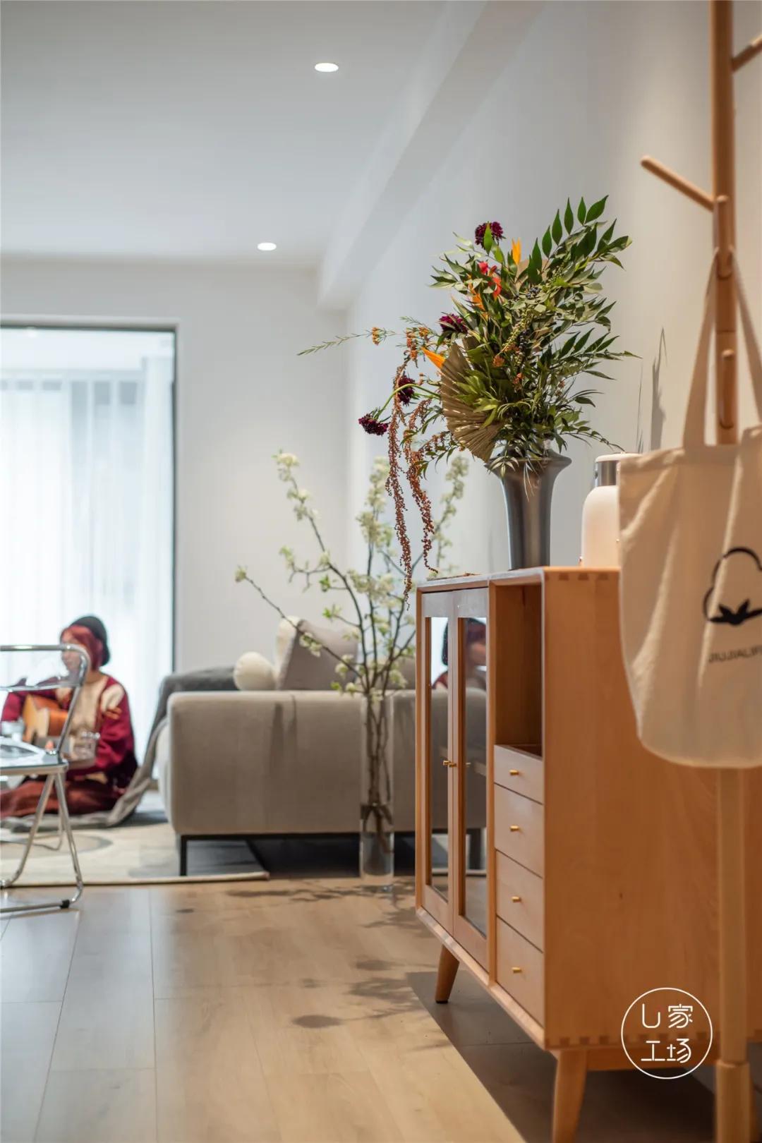 89㎡出租屋“变身”日式极简美宅，无主灯+藤编原木，玩出新花样