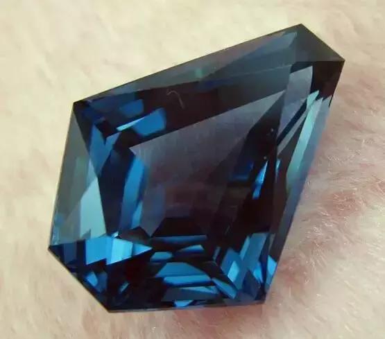 捡到这样的石头千万别扔桌子,遇到这样的石头赶紧捡