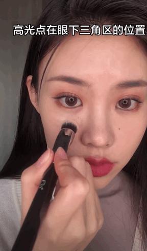 适合圆脸微胖的女生,微胖型女生显老