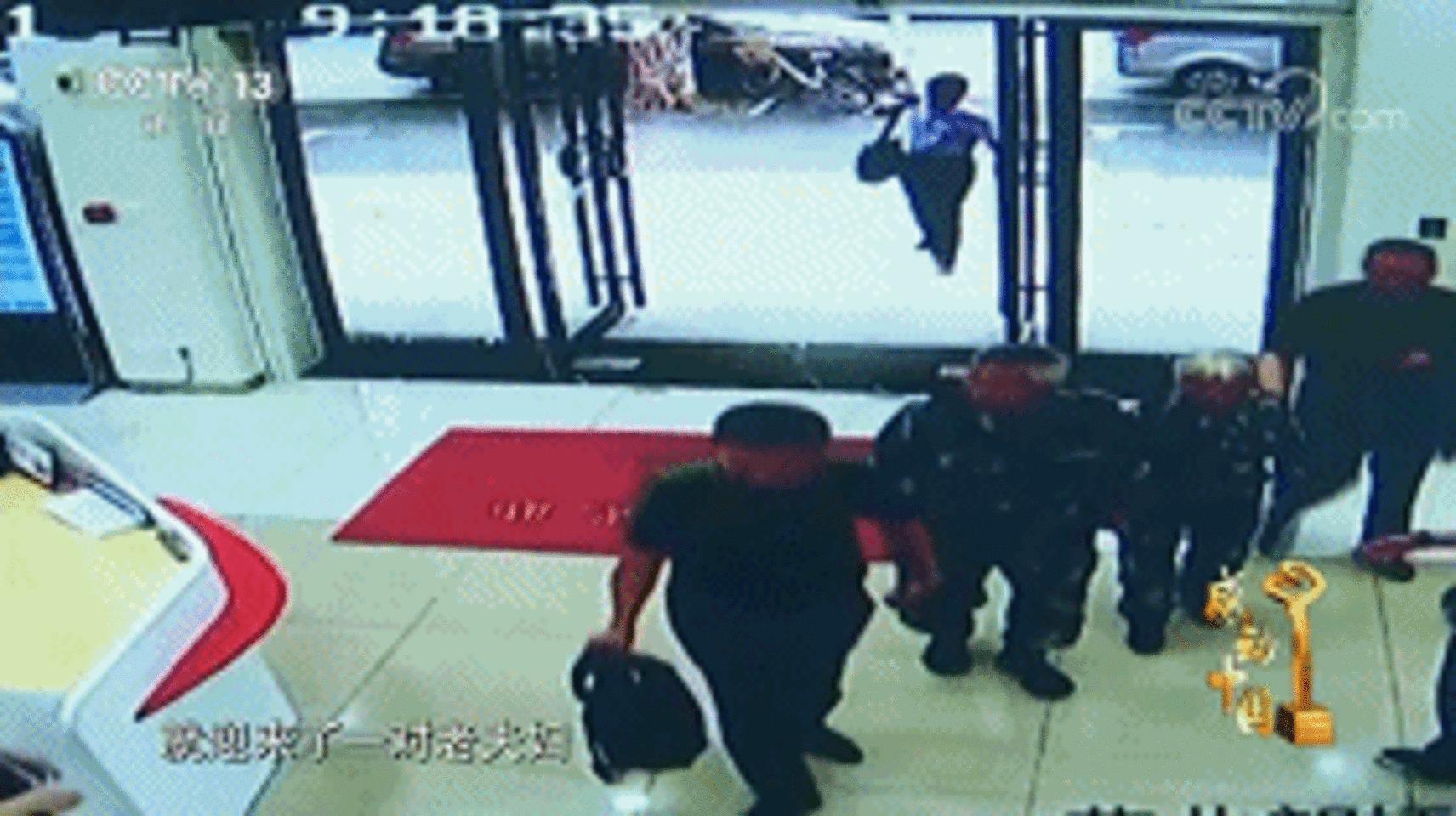 中国首位女空降兵捐款千万,中国首位跳伞女兵再捐七百万