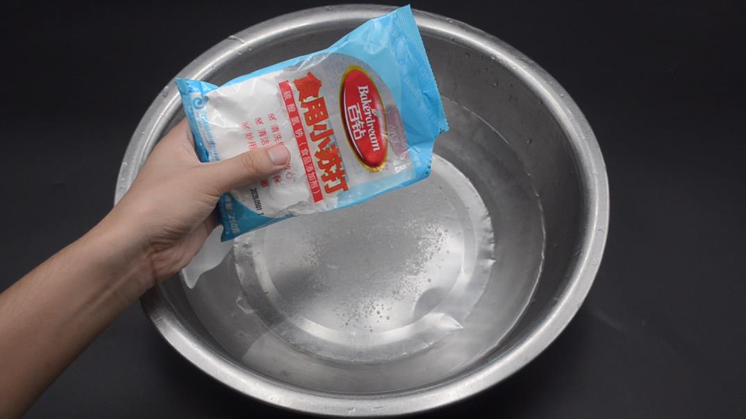 红衣服掉色怎么处理不让它掉色,爱掉色的衣服怎么洗不掉色