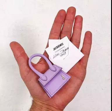 大饰所趋？不，现在时尚圈流行迷你套，连李佳琦都带货了