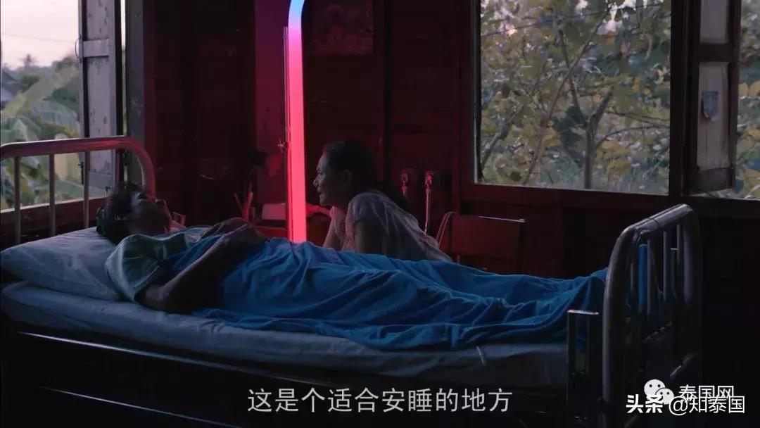 被士兵“上身”的年轻女巫，为何要去舔舐老女人伤痕累累的大腿？