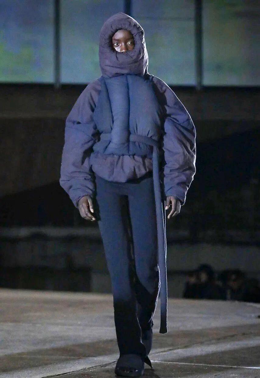 kanye巴黎时装周开车 (kanye和lv创意总监去巴黎时装周)