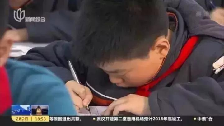 孩子写字勾手腕怎样纠正姿势,孩子勾手腕写字怎么纠正