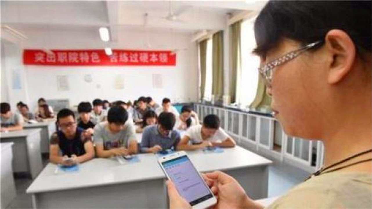 幼儿园老师在家长群里发错信息了,幼儿园发错群信息教师怎么道歉