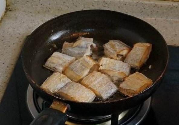 电饼铛煎带鱼不粘锅不破皮,煎带鱼段怎么做不粘锅不破皮