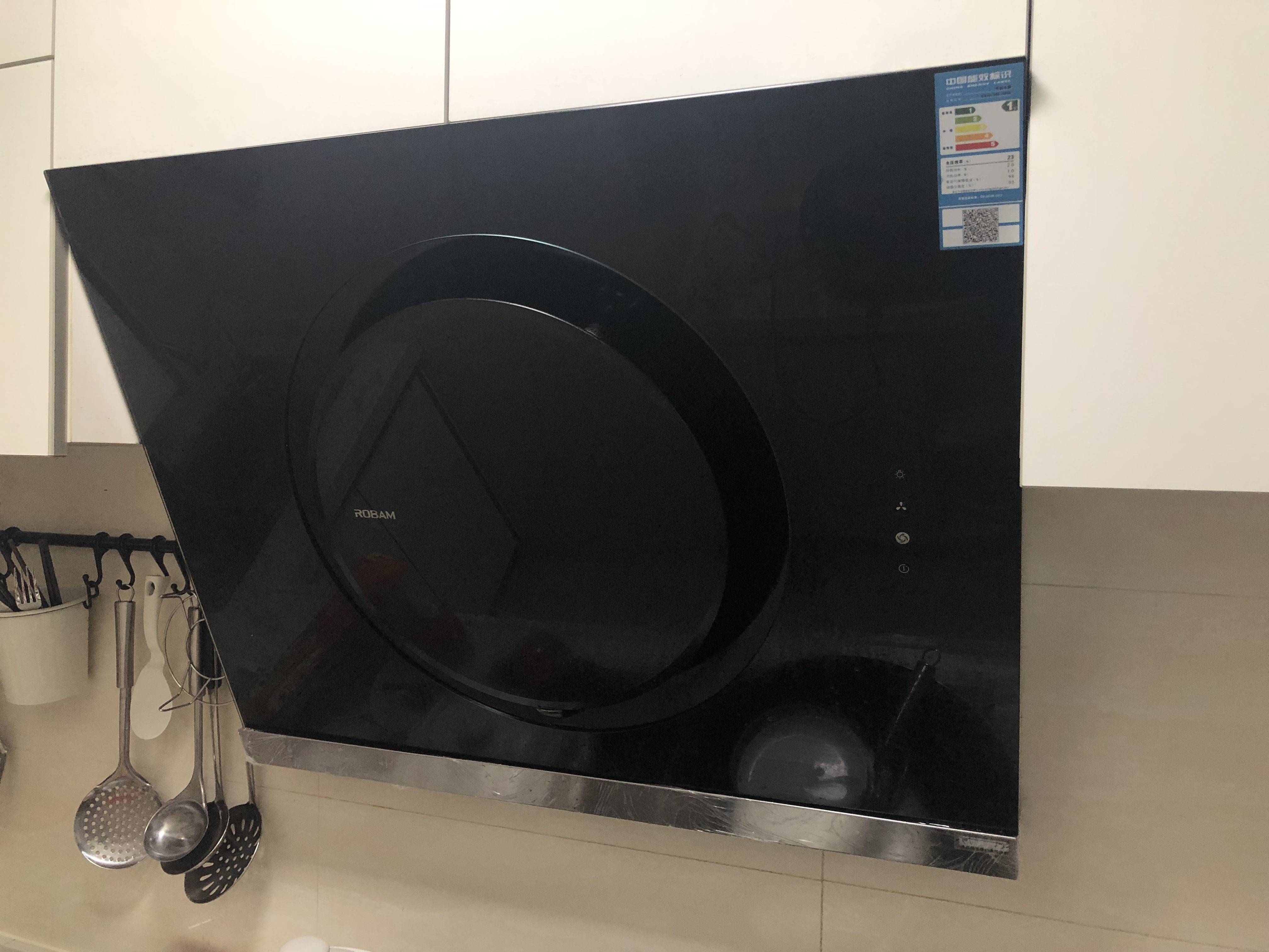 油烟机下面接油的槽能垫保鲜膜吗,油烟机上的油盒可以铺上保鲜膜吗