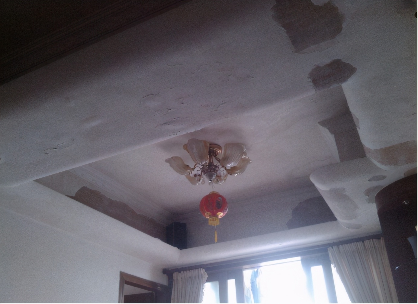天花板掉皮解决方案,天花板掉皮可以贴什么处理