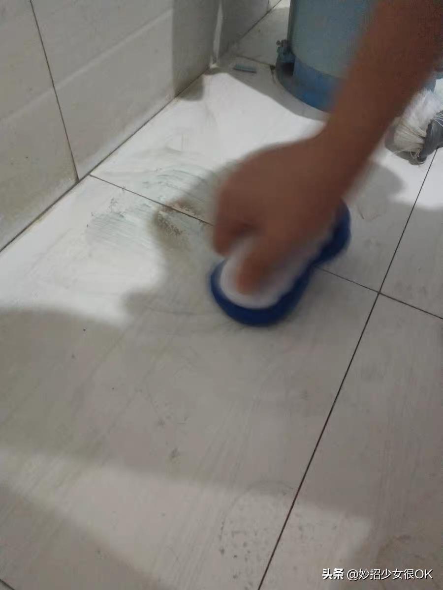 502胶水滴在瓷砖上很难清理,学学这3个妙招!简单有效又实用