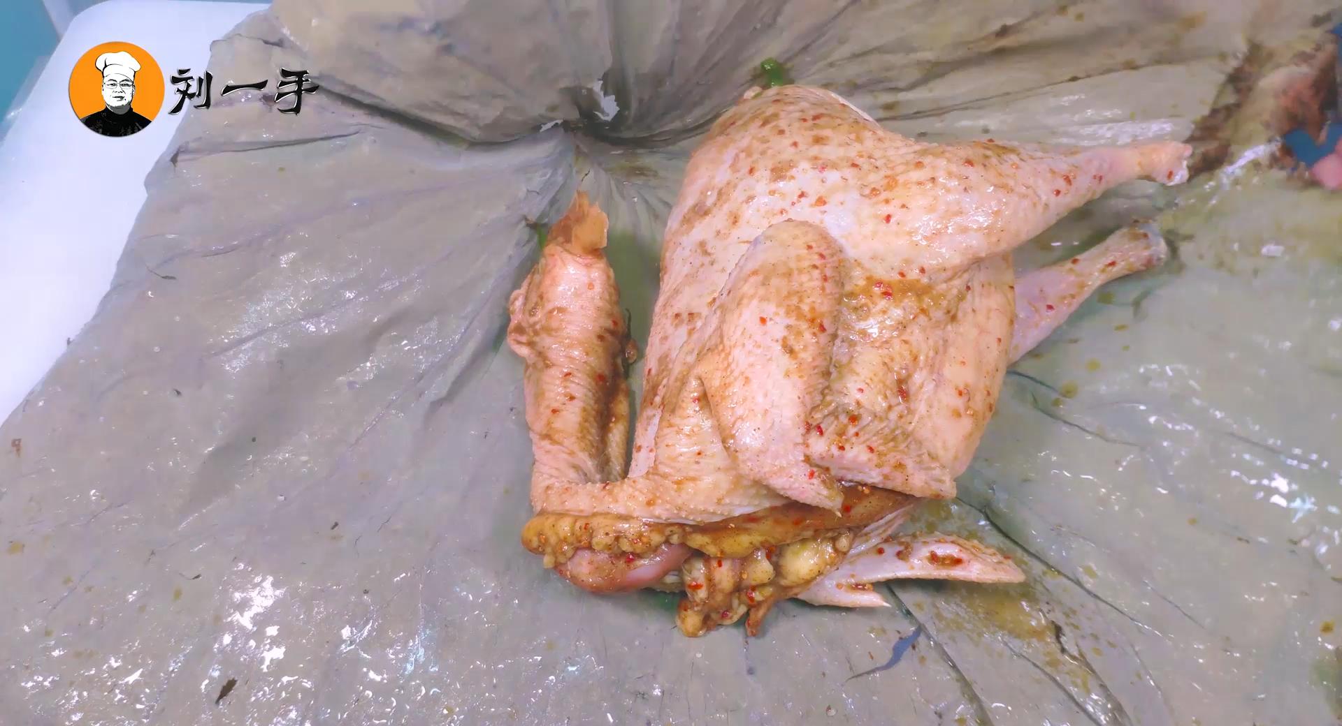 老刘心血来潮想吃窑鸡,买了炉子在家做,结果翻车烤糊了