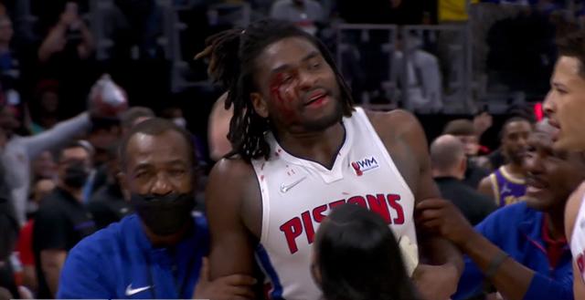 绝非善茬,詹姆斯肘击斯图尔特三次突破防线