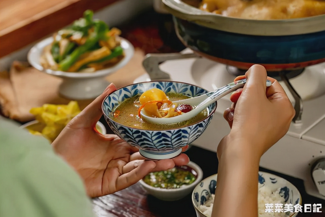 奶奶炖的鸡汤,老奶奶做的清炖鸡汤