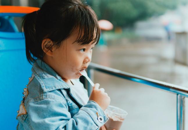 夏天天气热儿童可以吃冷饮,天气热可以给小孩吃冰棒吗