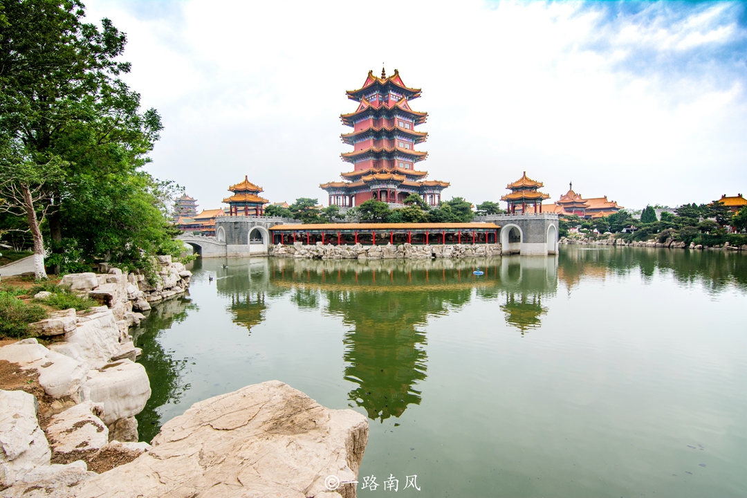 山东蓬莱有“三座仙山”，流传着长生不老药的传说，游客如入秘境