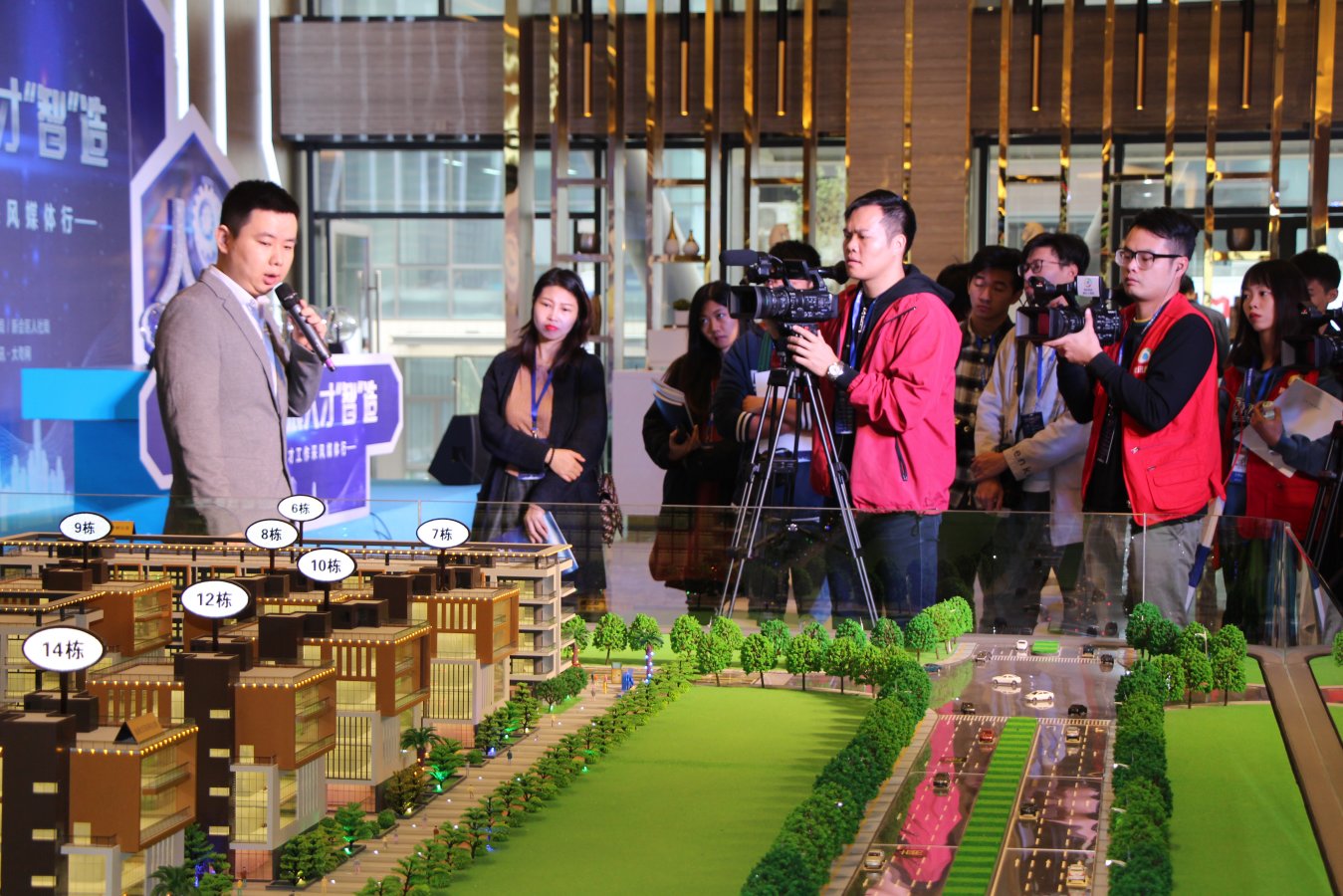 展科技创新“智”造国内20家媒体齐聚新会开展媒体采风活动