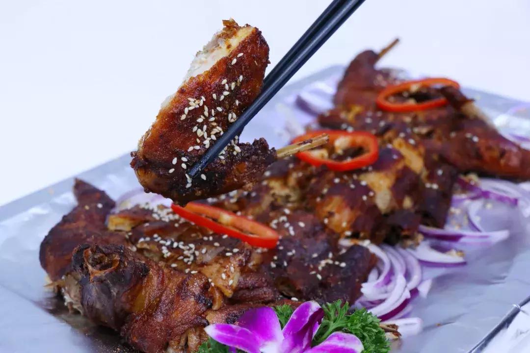 怎么可以吃兔兔？因为你没遇见它，千元水晶锅、5D餐桌让你炫目！