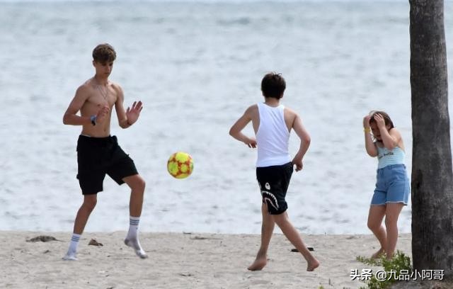 兄妹俩踢足球,贝克汉姆和小七踢足球