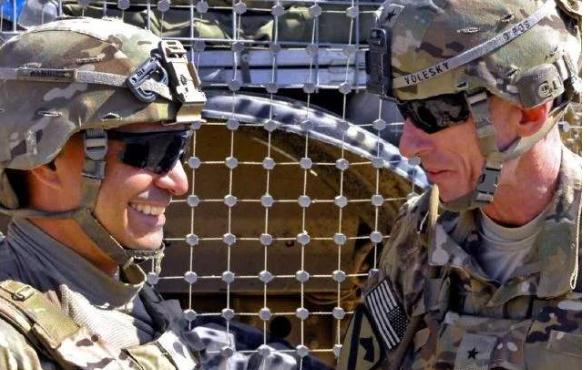 美国大兵佩戴的防护镜,为什么美国大兵都戴眼镜