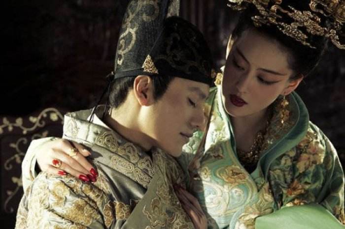 谁说皇恩难持久?因为恋母情结,他的恩宠只给了一个女人