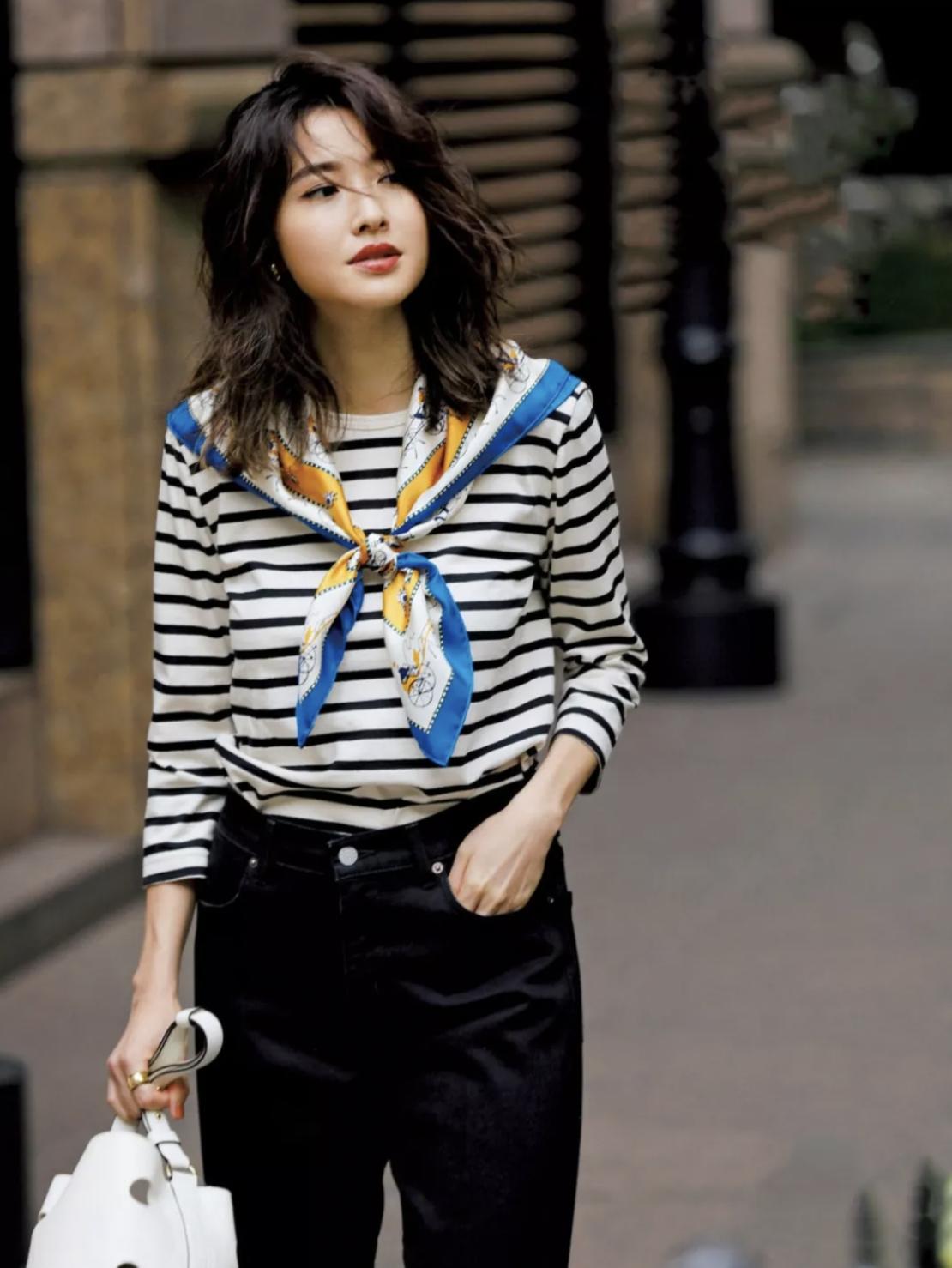 当第一阵秋风吹起，懂得用好丝巾的女人，怎么看都有“高级感”